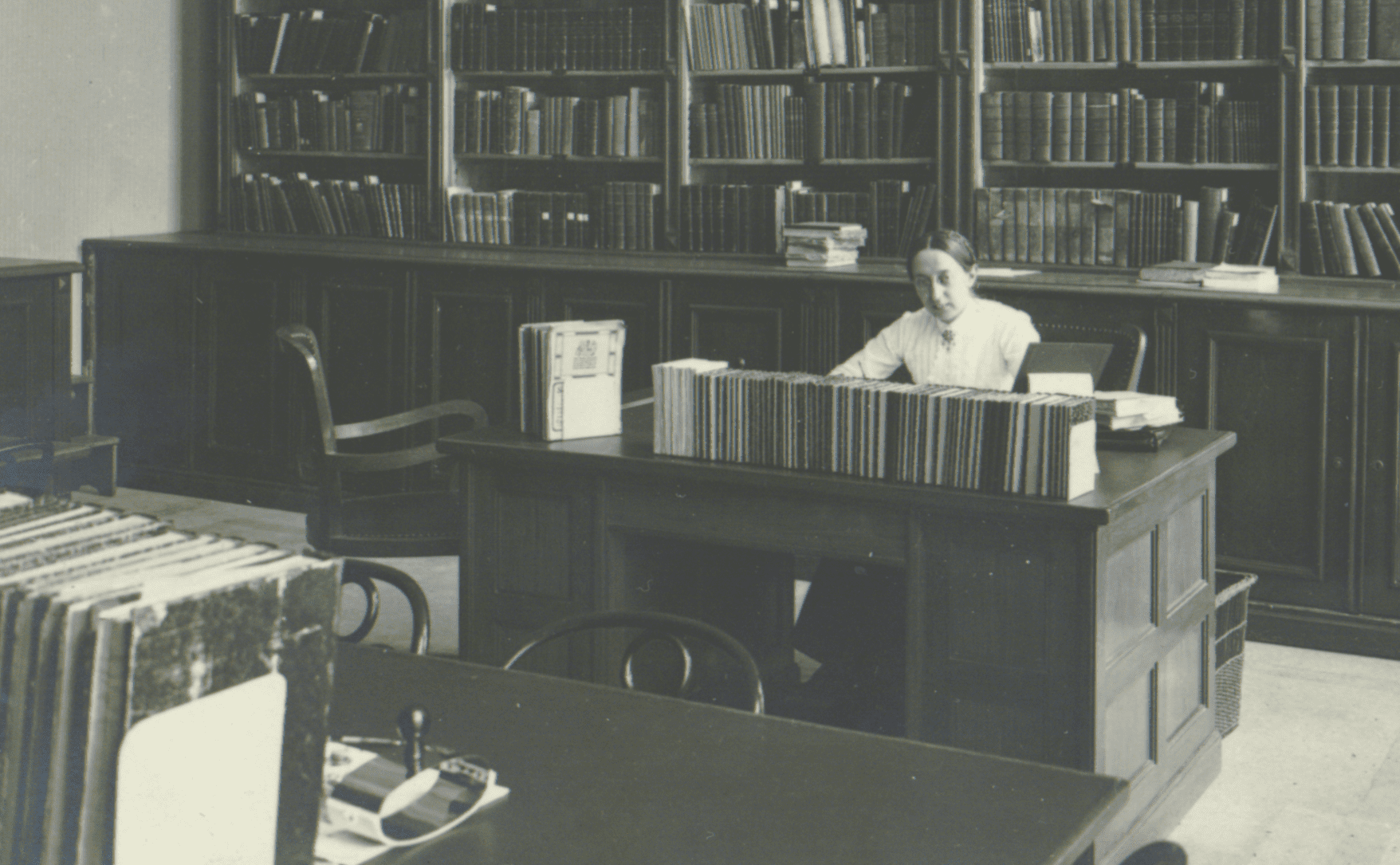 Elza Kučera u Kraljevskoj sveučilišnoj knjižnici, fotografija