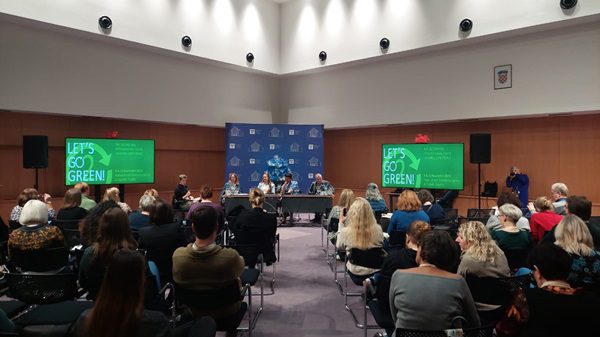 Fotografija prikazije sudionike 2. međunarodne konferencije o zelenim knjižnicama Let’s Go Green!
