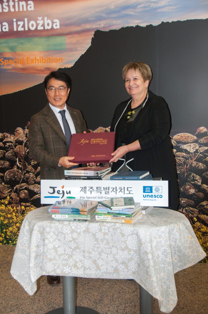 Darovane knjige glavnoj ravnateljici Nacionalne i sveučilišne knjižnice u Zagrebu prof. dr. sc. Ivanki Stričević uručio je glavni ravnatelj ustanove Jeju World Heritage Office Hee-Chan Kim.