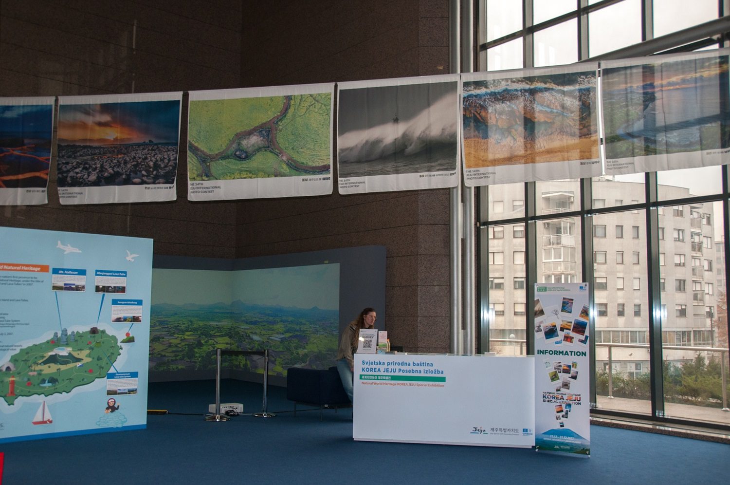 Nacionalnoj i sveučilišnoj knjižnici u Zagrebu darovane knjige o najznačajnijoj prirodnoj baštini Republike Koreje Darovanje knjiga upriličeno je prigodom izložbe Natural World Heritage: Korea Jeju special exhibition koja je od 14. do 23. prosinca 2023. godine postavljena u malome predvorju Nacionalne i sveučilišne knjižnice u Zagrebu.
