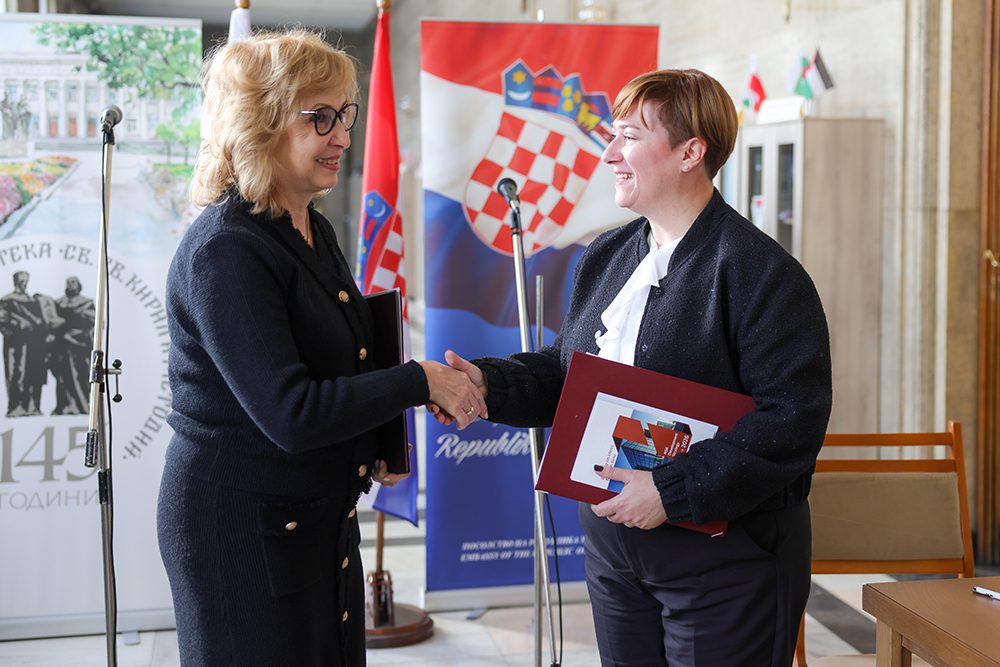 Otvorenje „Kutka Hrvatske“ i potpisivanje sporazuma o suradnji u Sofiji Potpisan sporazum o suradnji s Nacionalnom knjižnicom Republike Bugarske „Sv. Ćiril i Metod“ – doc. Krasimira Aleksandrova, ravnateljica Knjižnice i Jagoda Ille, knjižničarska savjetnica za međunarodnu suradnju NSK (fotografija NBKM).
