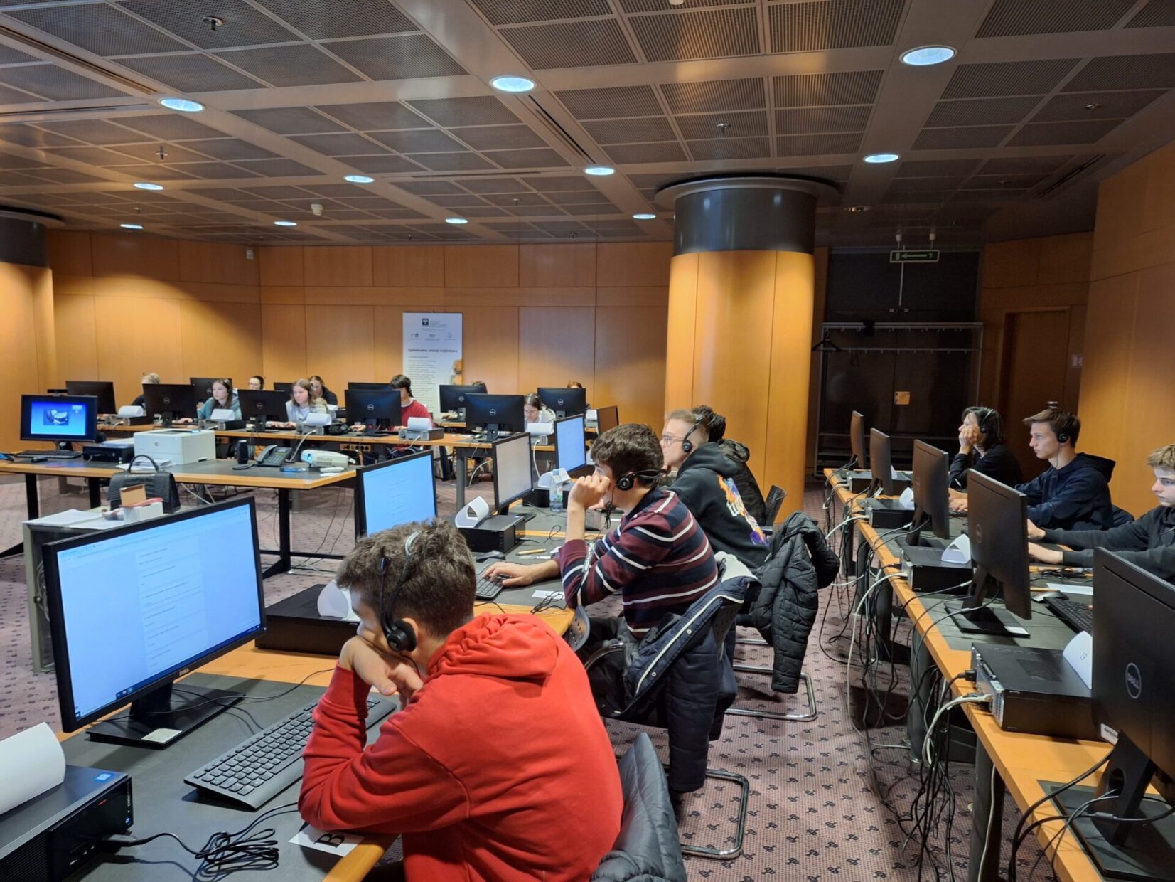 Sudionici Festivala znanosti s aktivnošću građanske znanosti o glazbenoj inteligenciji.