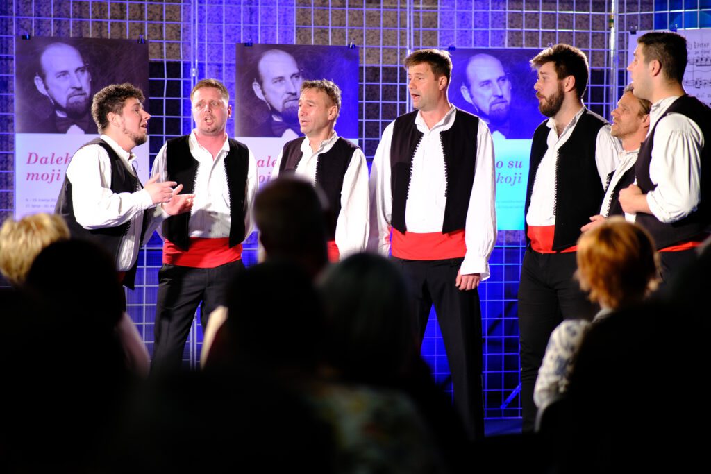 Klapa singing ensemble Sagena.