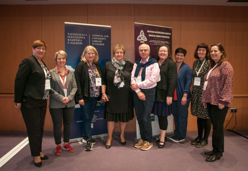 Fotografija na kojoj su članovi Stalnoga odbora Sekcije Knjižnica za djecu i mladež Međunarodne federacije knjižničarskih društava i ustanova – IFLA s glavnom ravnateljicom Nacionalne i sveučilišne knjižnice u Zagrebu, prof. dr. sc. Ivankom Stričević, knjižničarskom savjetnicom za međunarodnu suradnju NSK, Jagodom Ille i predsjednicom HKD-a Jasenkom Pleško