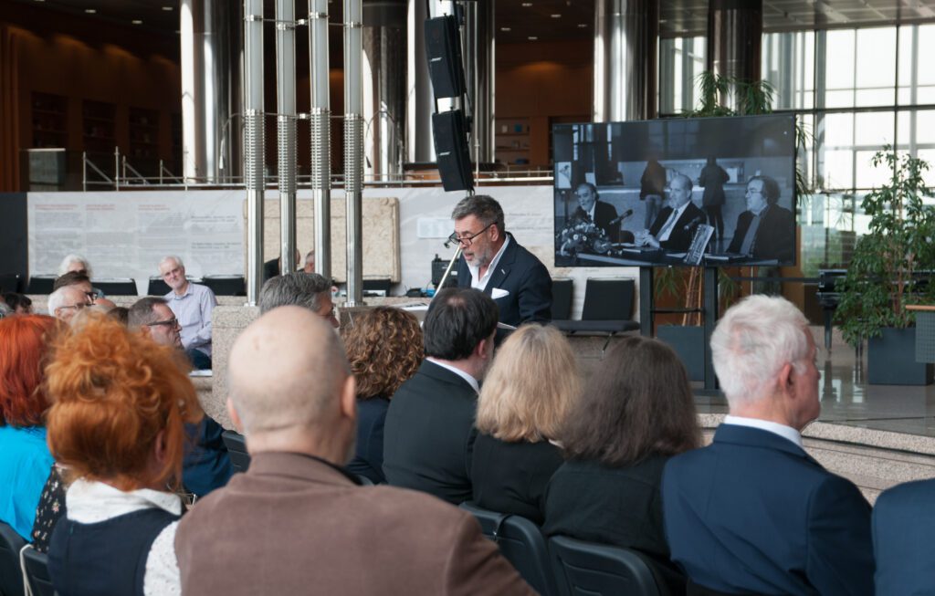 U umjetničkome dijelu programa kajkavske stihove Luka Paljetka interpretirao je kazališni i filmski glumac Joško Ševo.