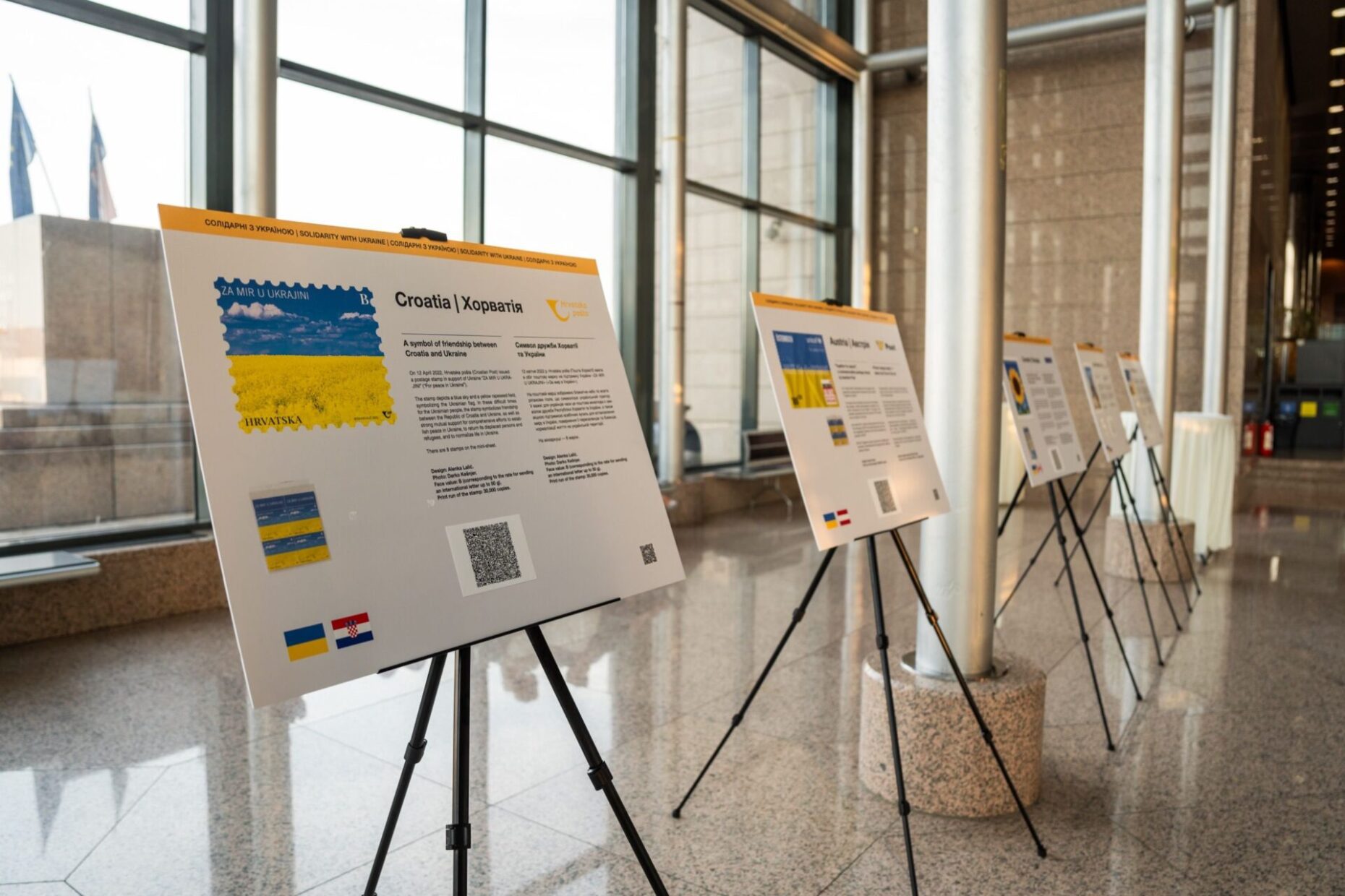 Na izložbenim panoima predstavljene su prigodne poštanske marke 15 država, među kojima je i Hrvatska.