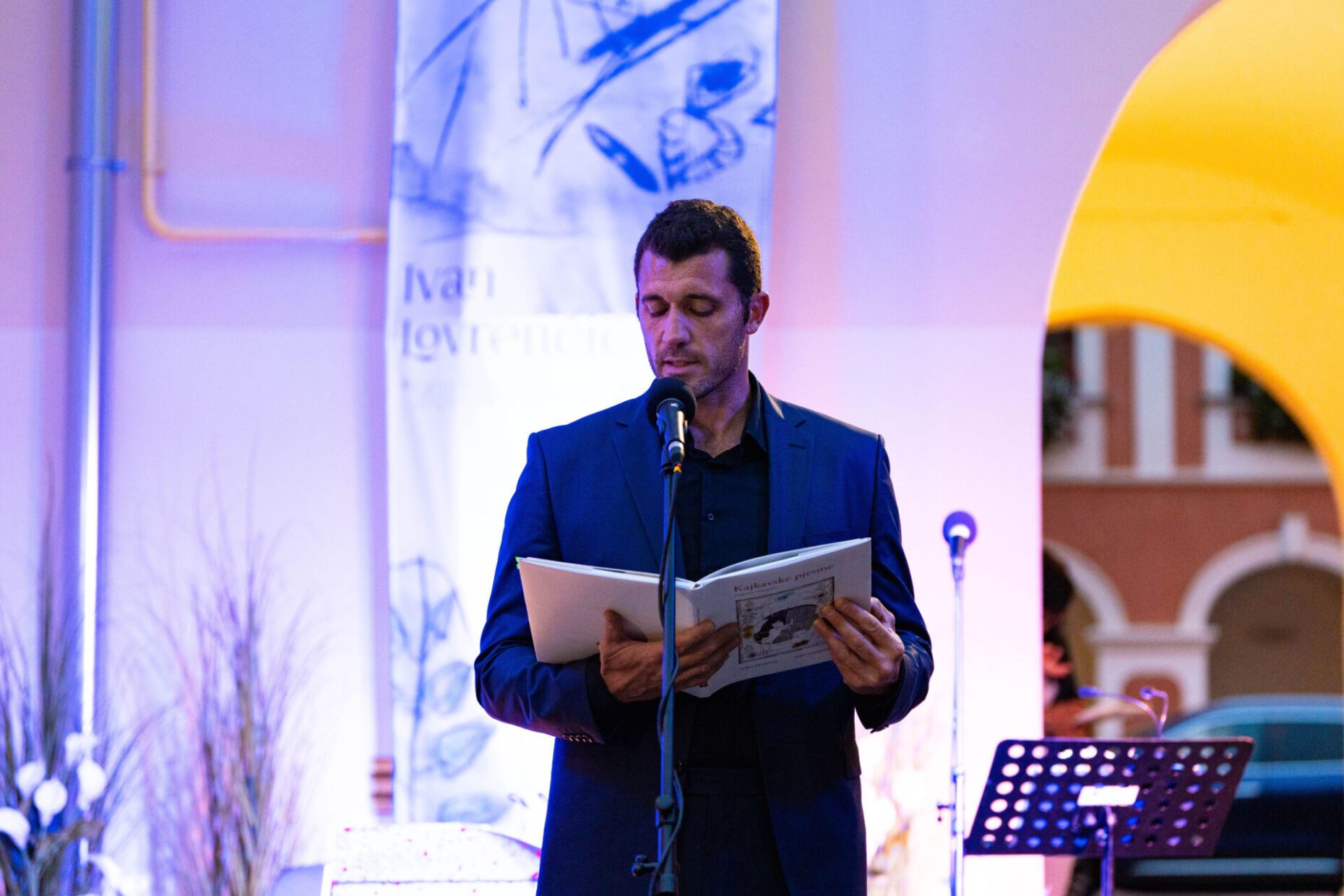 U umjetničkom dijelu programa kajkavske stihove Luka Paljetka interpretirao je glumac Matko Knešaurek