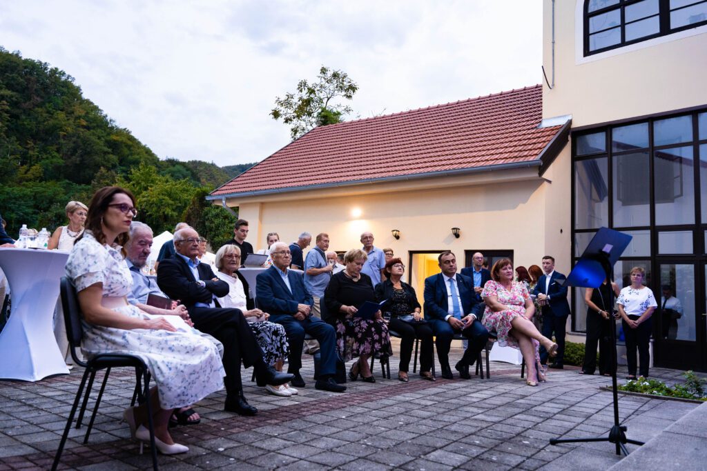 Sudionici događanja u Krapini na predstavljanju knjige Kajkavske pjesme i otvorenju retrospektivne izložbe Ivana Lovrenčića.
