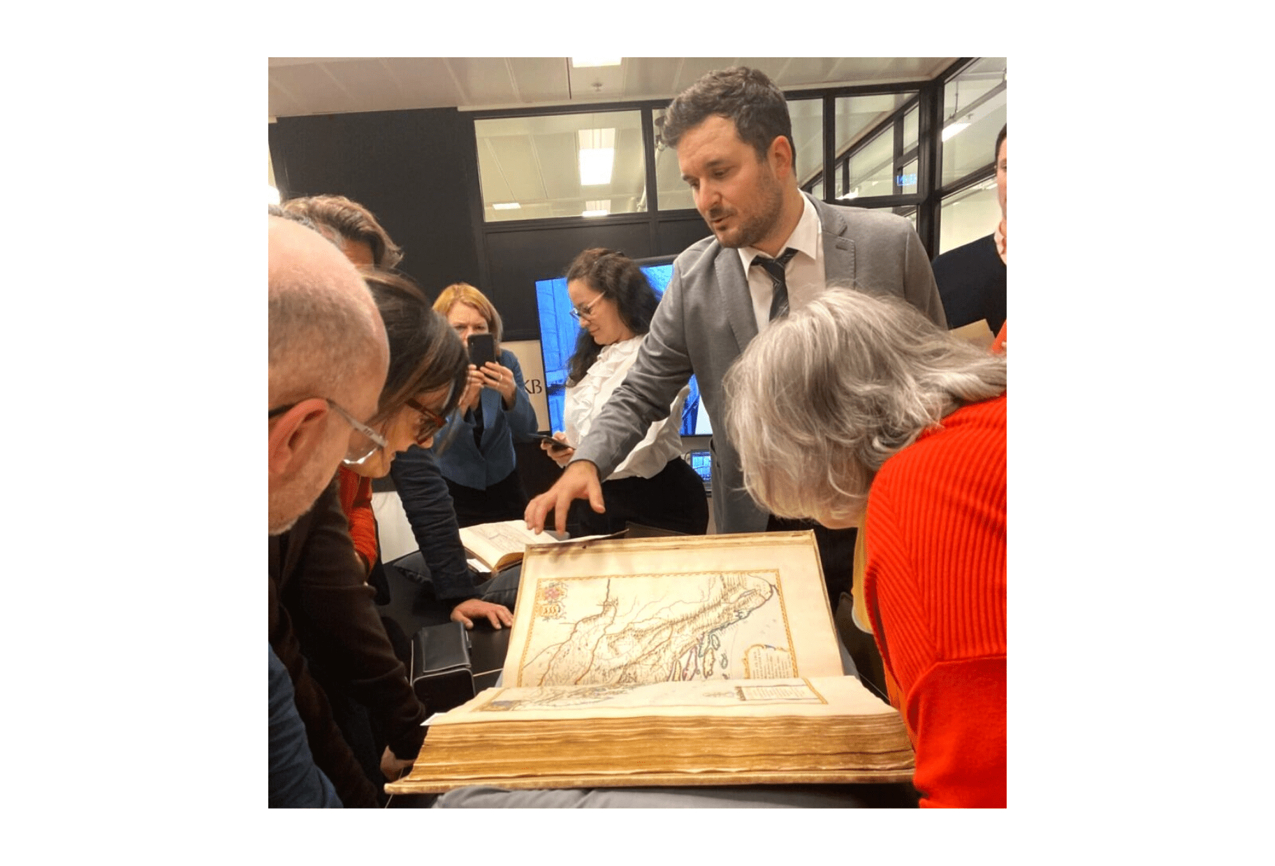 Assistant Professor Luka Špoljarić with the visitors of the programme at the Dutch national library presenting Croatia’s historiography champion Ivan Lučić.