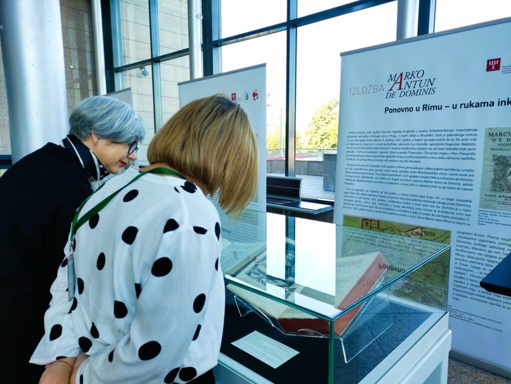 Visitors of the “Marco Antonio de Dominis: A Visionary’s Perspective” exhibition.
