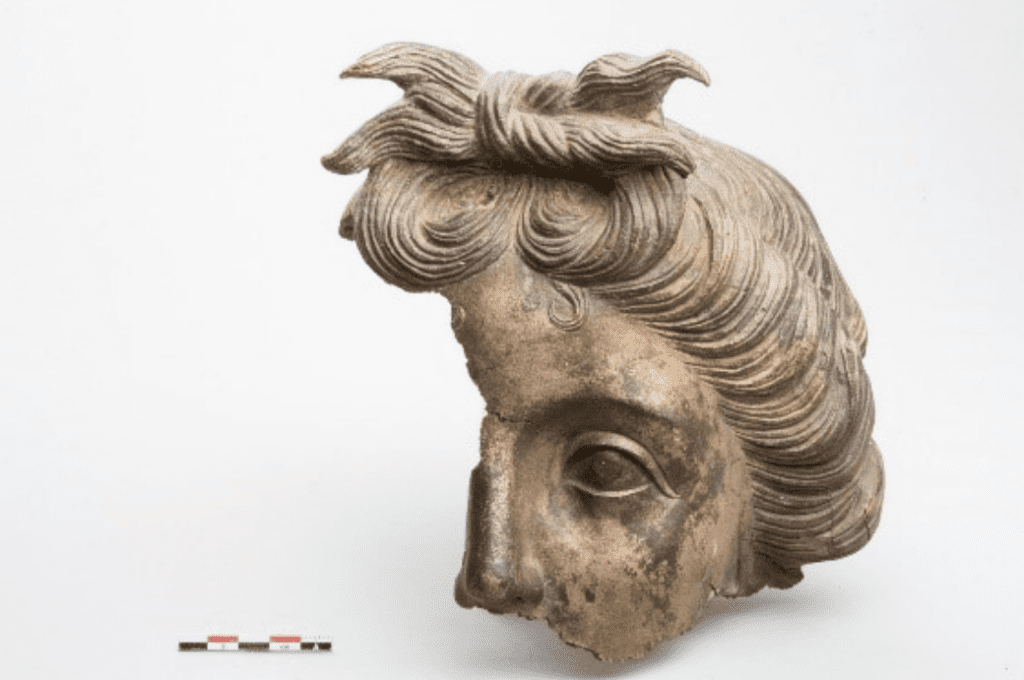 Ulomak glave brončane skulpture Apolona, Gradski muzej Karlovac.