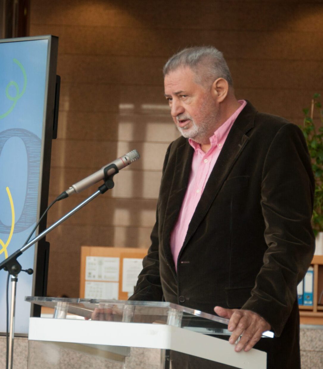 Predsjednik Upravnoga odbora Školske knjige dr. sc. Ante Žužul na otvorenju izložbe „Dragi Lastane!“ u NSK.