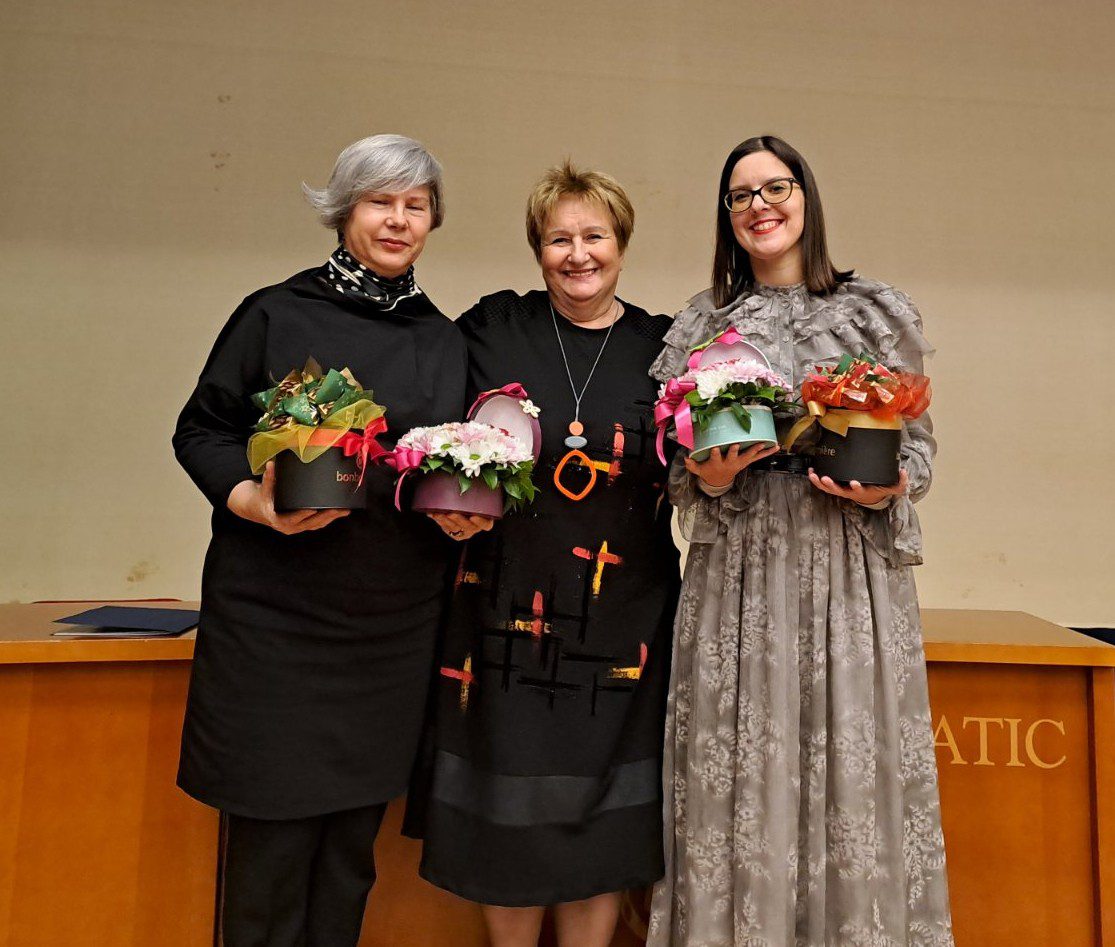 Dr. sc. Sofija Klarin, glavna ravnateljica NSK prof. dr. sc. Ivanka Stričević i Dolores Mumelaš na dodjeli nagrade Eva Verona i Kukuljevićeve povelje.