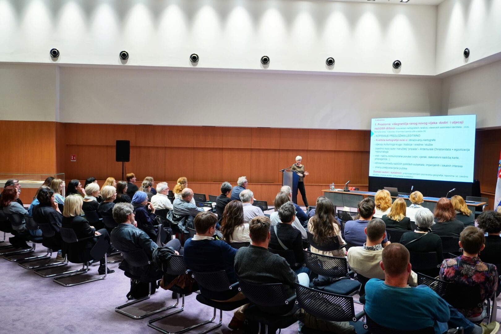 Susreti s baštinom u CroAtriumu otvoreni predavanjem i izložbom srednjovjekovnih karata Hrvatske Povjesničarka i geografkinja dr. sc. Dubravka Mlinarić predavanjem o srednjoeuropskoj kartografiji 16. stoljeća otvara manifestaciju Susreti s baštinom u CroAtriumu u Nacionalnoj sveučilišnoj knjižnici.