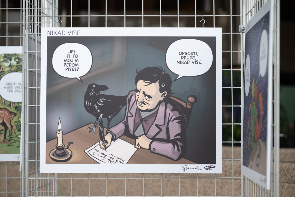 Fotografija izložene strip-ilustracije u prostoru NSK na kojoj su Oscar Wilde i gavran koji se šale.