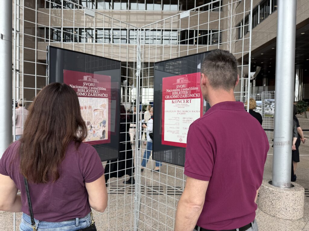 Posjetitelji izložbe u povodu 30. obljetnice preseljenja NSK.