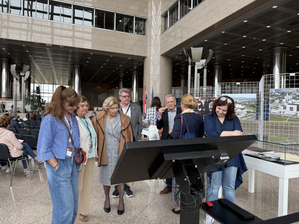 Posjetitelji izložbe u povodu 30. obljetnice preseljenja NSK