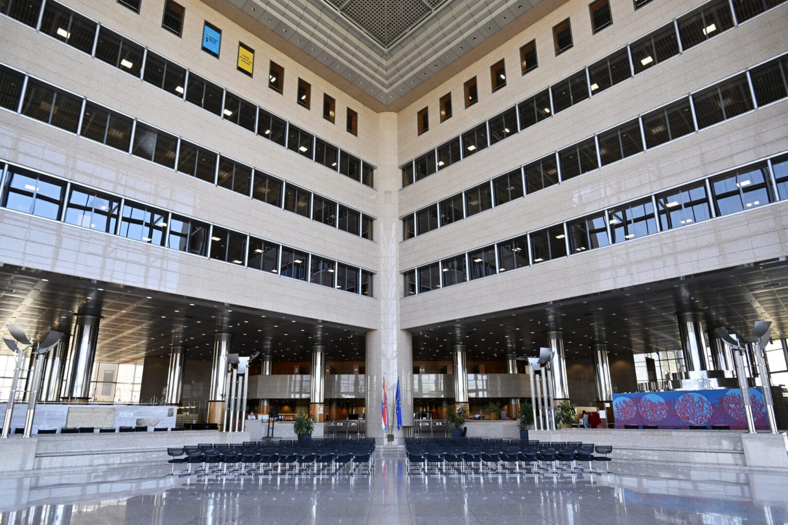 Fotografija prikazuje unutrašnjost Nacionalne i sveučilišne knjižnice