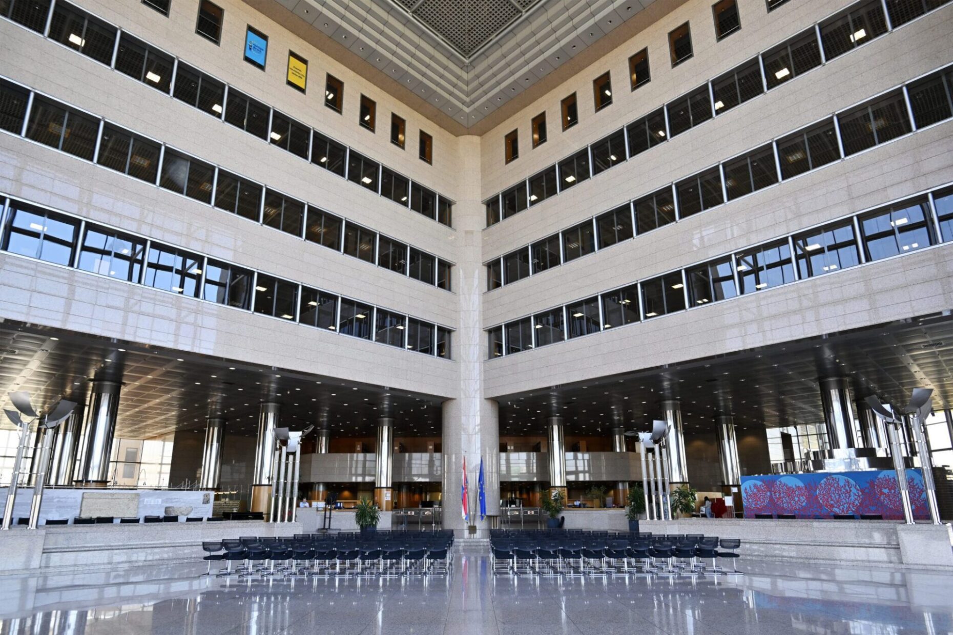 Fotografija prikazuje unutrašnjost Nacionalne i sveučilišne knjižnice