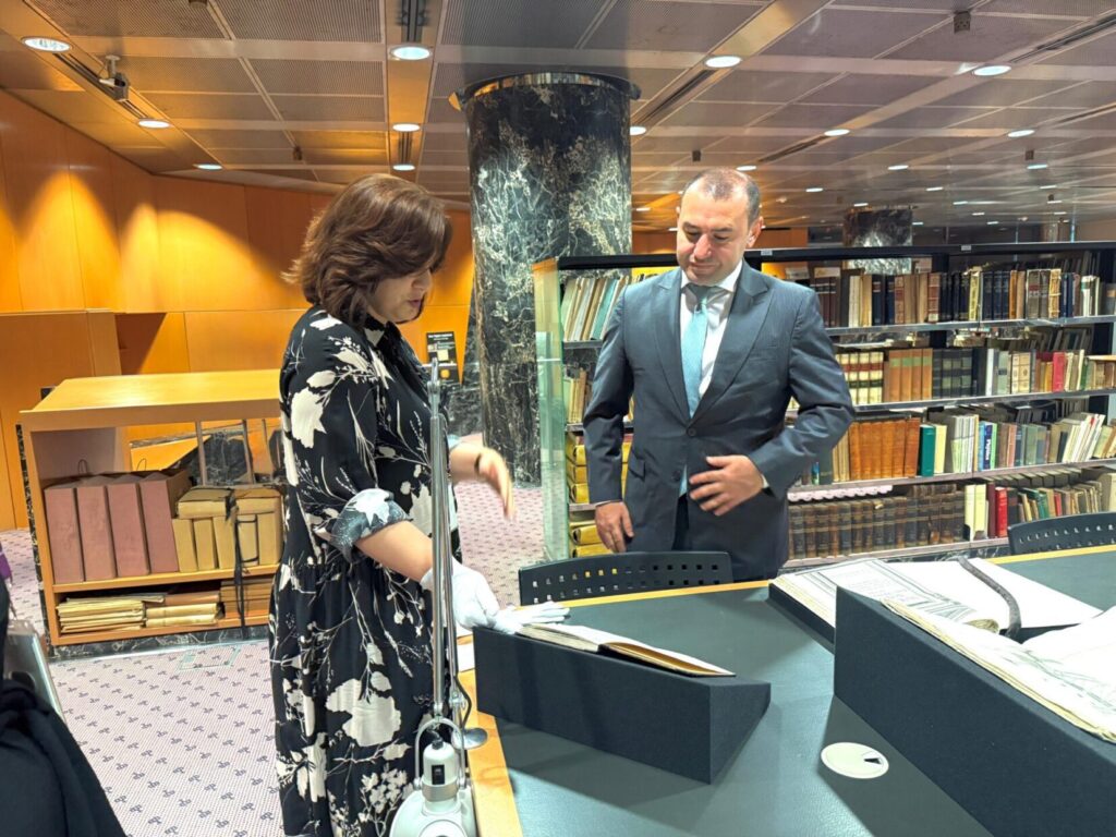 Nember of NSK’s staff Karolina Tumbas and Azerbaijan’s Minister of Culture Farid Jafarov at the NSK Manuscripts and Rare Books Collection.