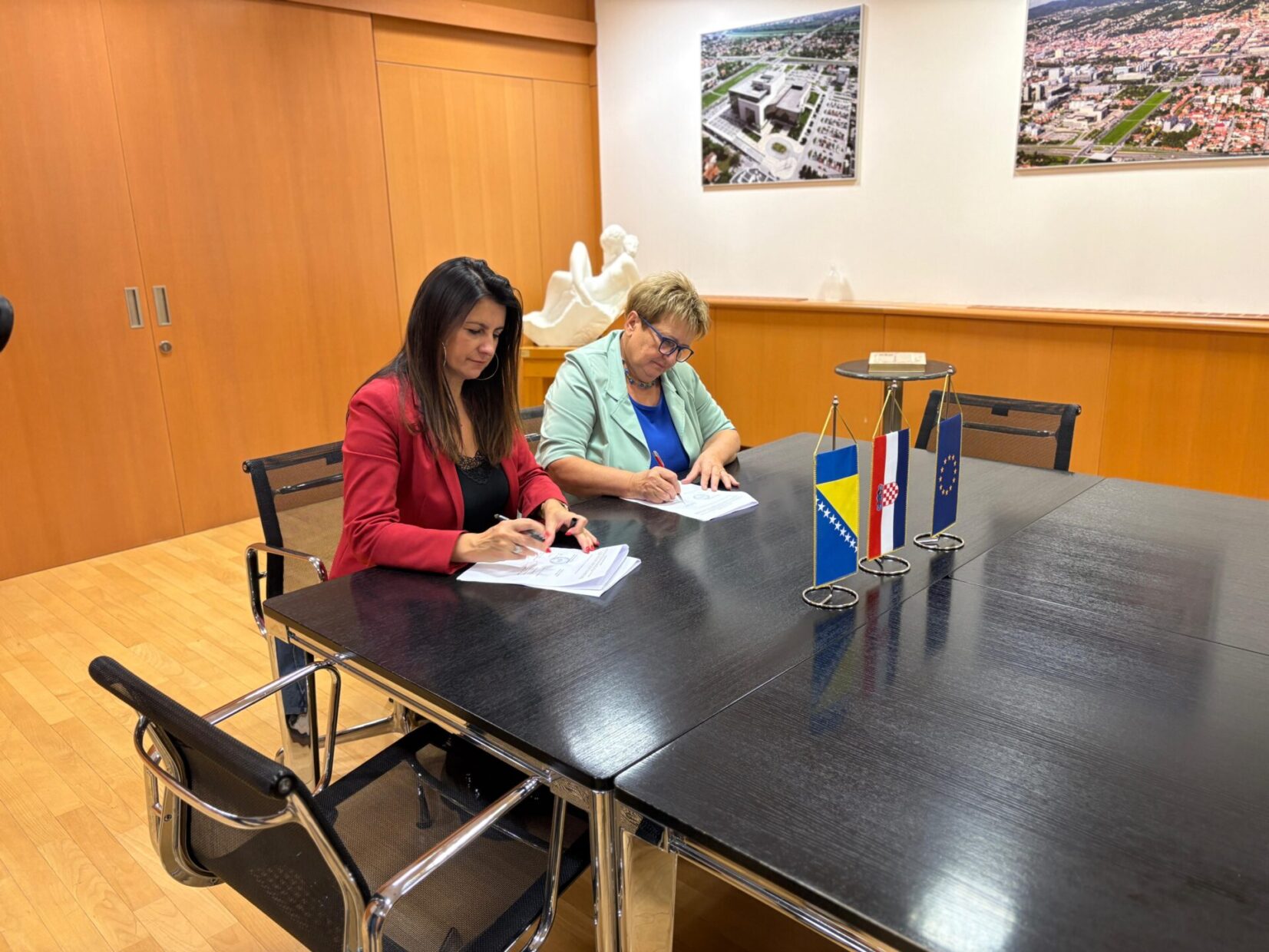 Sporazum su potpisale mr. sc. Adisa Žero, v. d. direktorica Nacionalne i univerzitetske biblioteke Bosne i Hercegovine, i prof. dr. sc. Ivanka Stričević, glavna ravnateljica NSK.