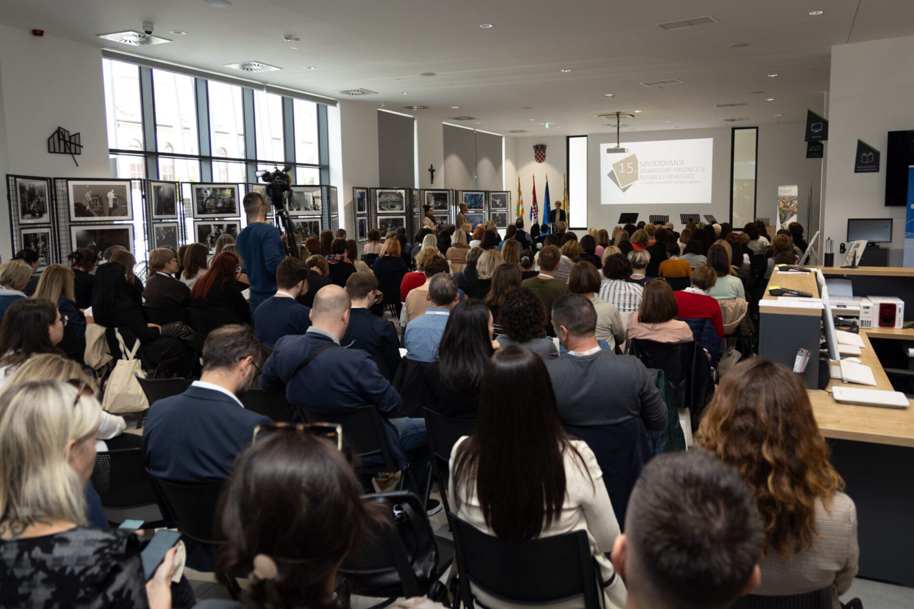 Sudionici 15. savjetovanja za narodne knjižnice u RH u Gradskoj knjižnici i čitaonici Vinkovci.