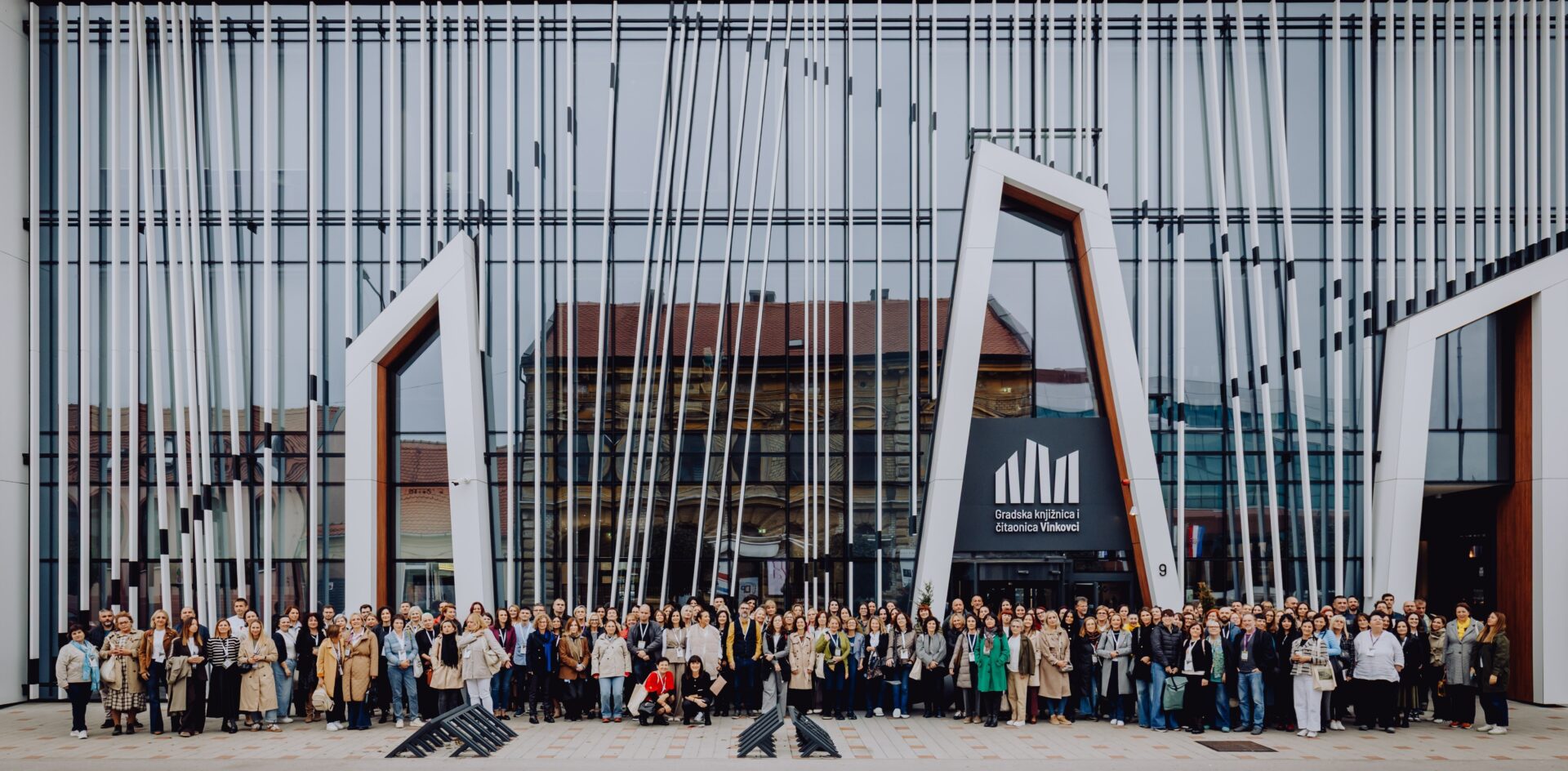 Sudionici 15. savjetovanja za narodne knjižnice u RH ispred Gradske knjižnice i čitaonice Vinkovci.