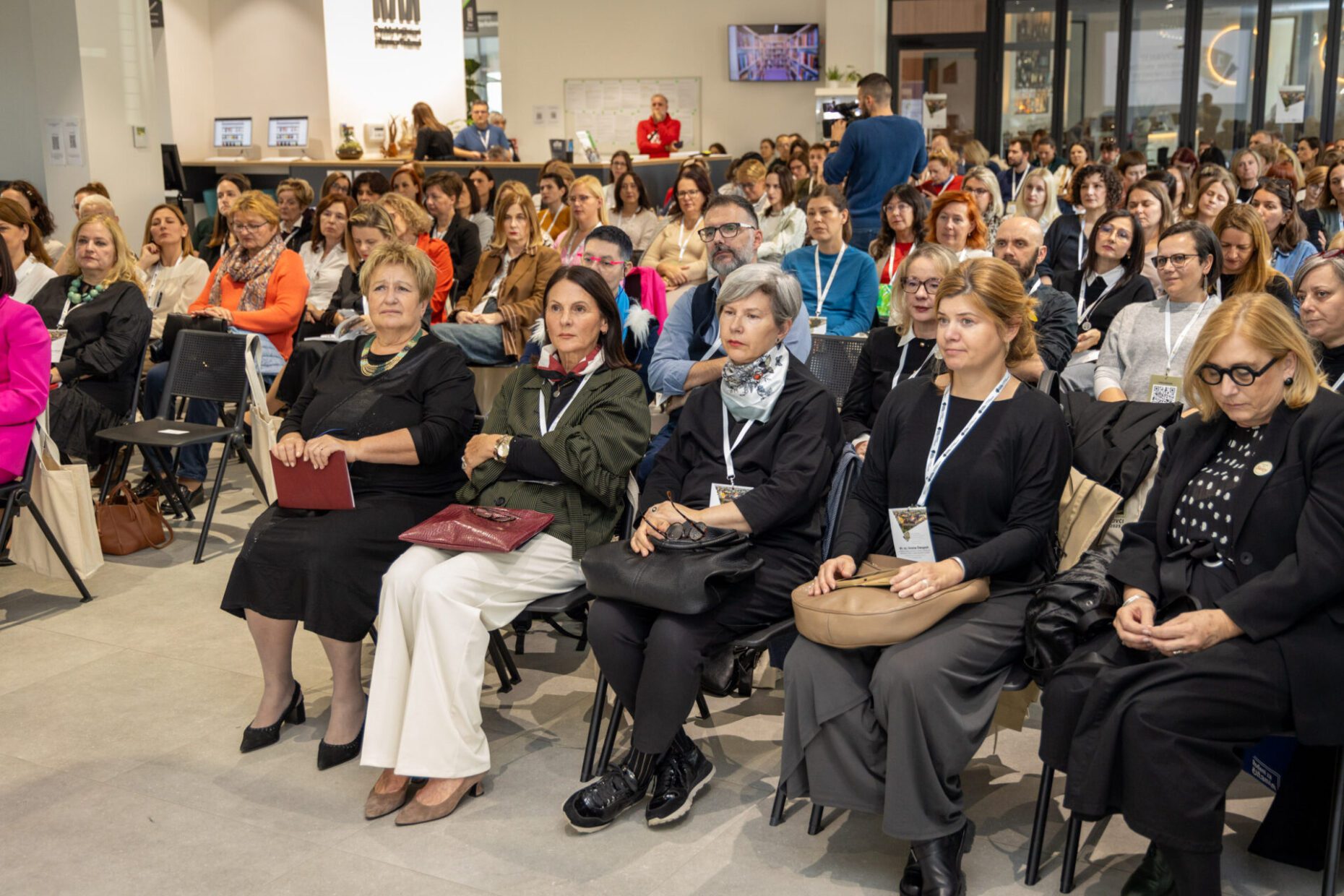 Sudionici i uzvanici u prvim redovima pomno prate izlaganja i pozdravne govore na otvorenju 15. savjetovanja za narodne knjižnice u RH.