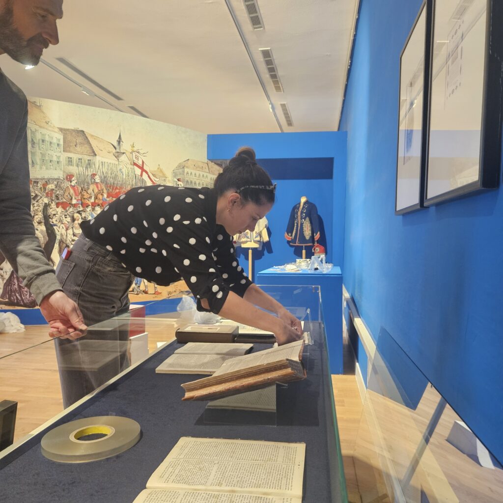 Djelatnici Odjela za zaštitu i pohranu građe NSK prilikom postavljanja izložbe