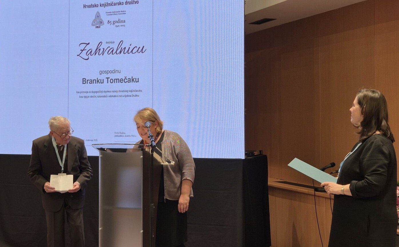 Currently the oldest Croatian librarian Branko Tomečak gets a special certificate of appreciation from the Croatian Library Association.