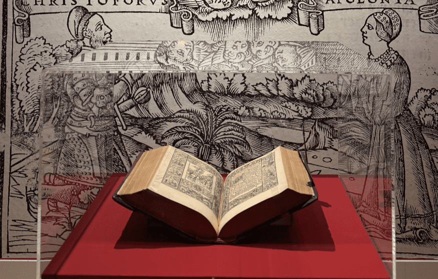 2. Djelo Das Deutsch Römisch Brevier (1518.) iz fonda NSK izloženo pred uvećanom preslikom ilustracije iz Brevijara na kojoj su prikazani Krsto i Apolonija Frankopan