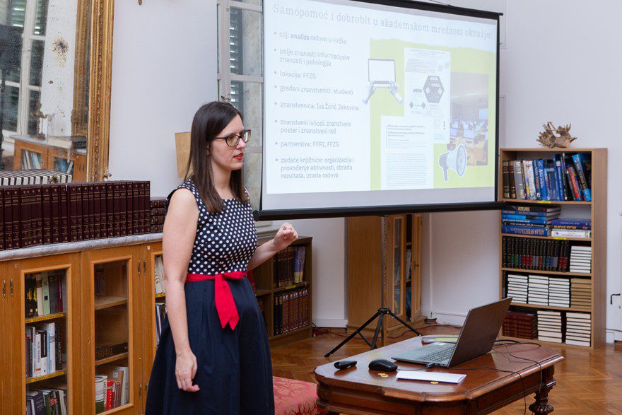 Viša knjižničarka Dolores Mumelaš (NSK) kao predavačica CSSU-a drži tečajeve o građanskoj znanosti. Izvor: Dubrovačke knjižnice. Autor fotografije: Vedran Levi. 