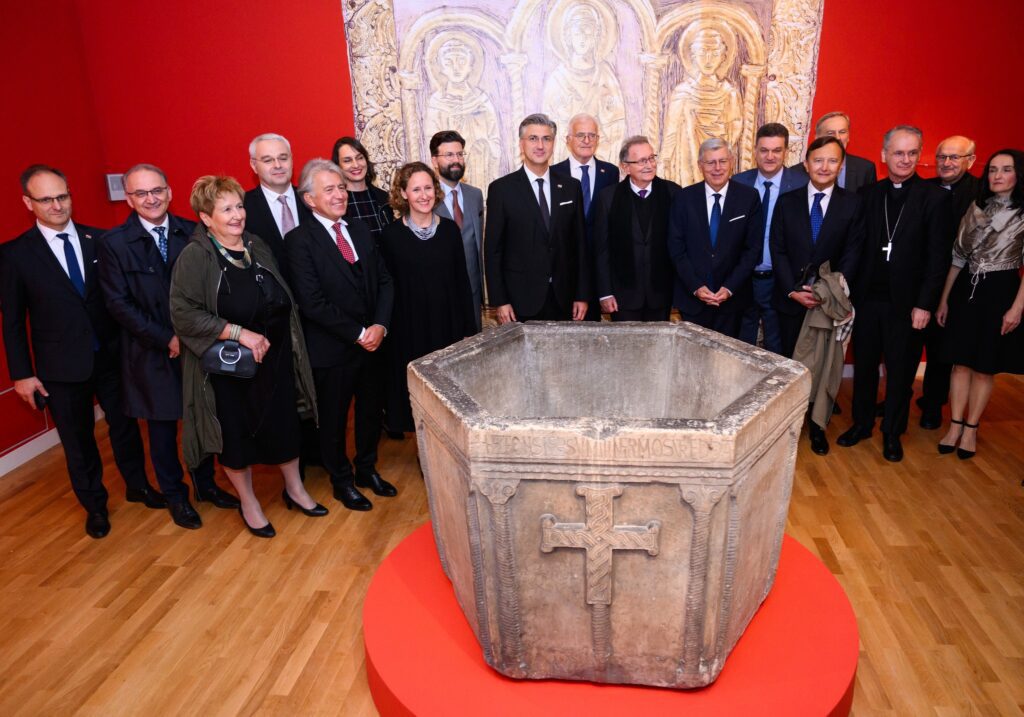 Dignitaries at the opening of the 'IN THE BEGINNING WAS THE KINGDOM' exhibition. 