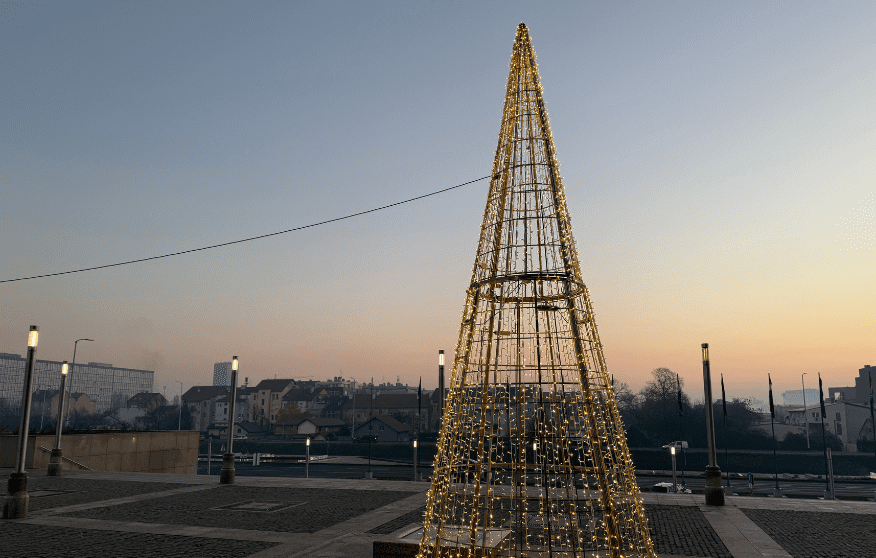 Božićno drvce ispred zgrade NSK