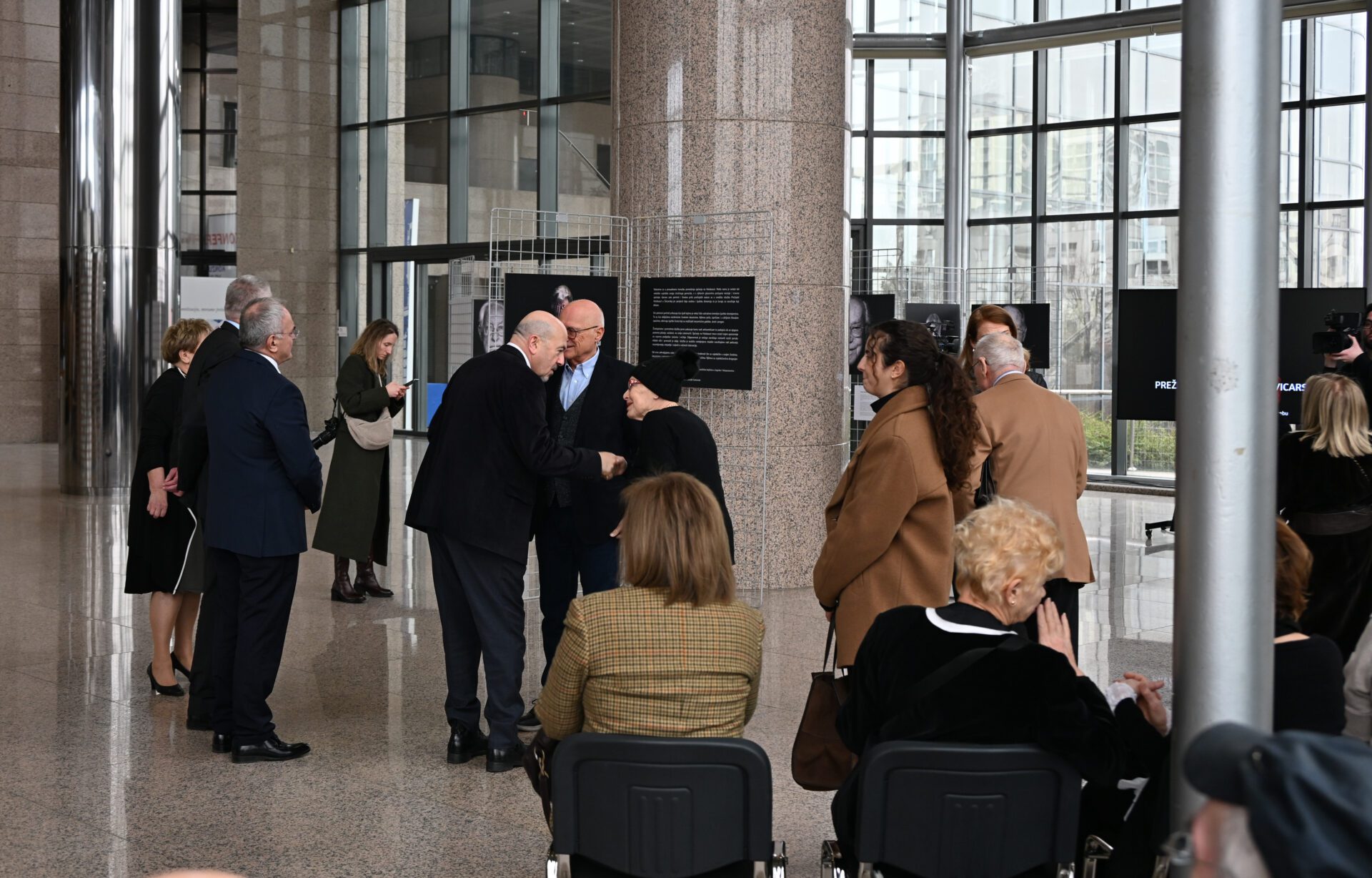 Sudionici izložbe „Preživjeli Holokaust u Švicarskoj“