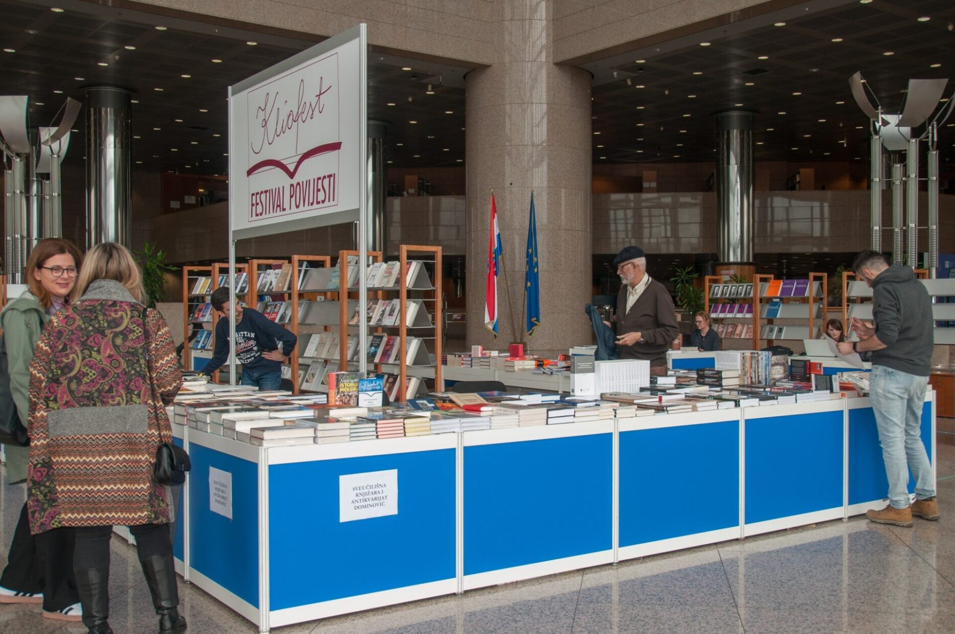 Fotografija jednoga od prodajnih mjesta Festivala povijesti Kliofest.