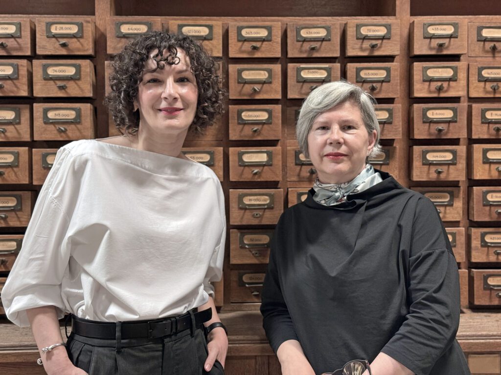 Renata Petrušić, knjižničarska savjetnica u Centru za razvoj Hrvatske digitalne knjižnice i dr. sc. Sofija Klarin Zadravec, pomoćnica glavne ravnateljice za djelatnost nacionalne knjižnice Republike Hrvatske (NSK).