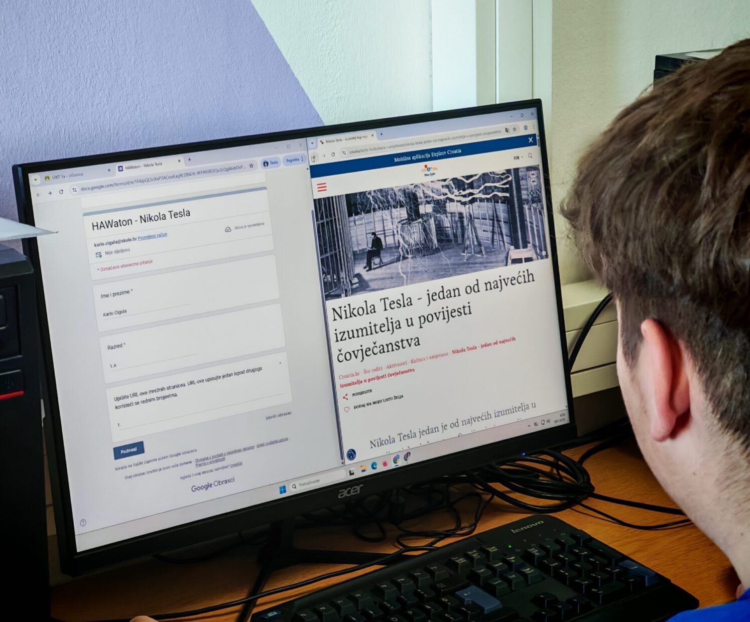 Učenik pretražuje mrežne izvore na natjecanju HAWaton 2026